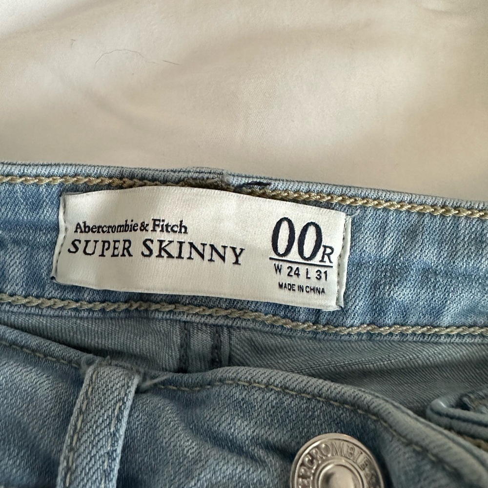 ABERCROMBIE and Fitch Light Wash Jeans - Picture 6 of 7